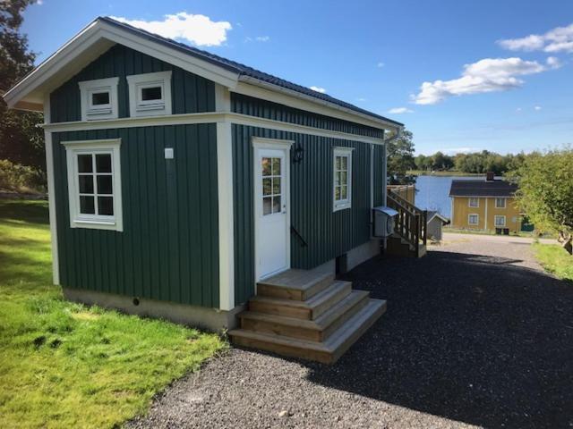 Vaelutrustad Stuga Med Vacker Sjoeutsikt Urshult Exterior foto