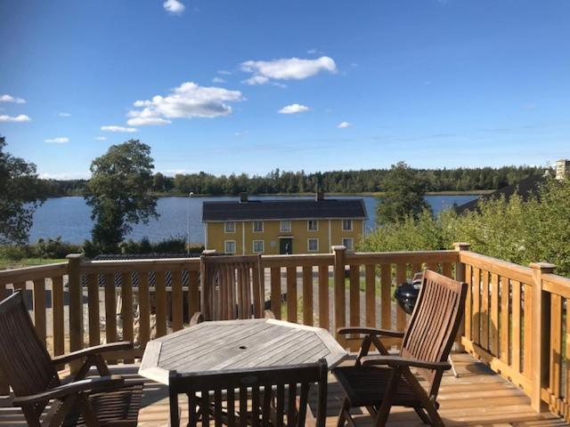 Vaelutrustad Stuga Med Vacker Sjoeutsikt Urshult Exterior foto